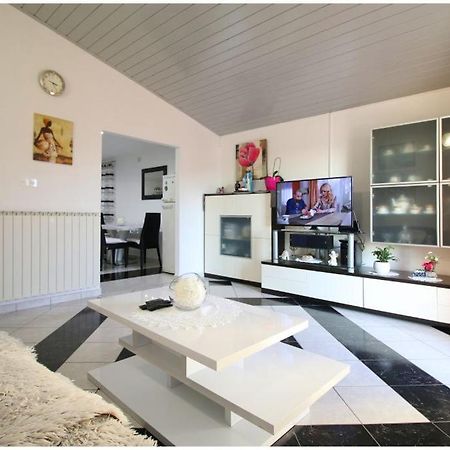 Mikelin Apartment Primosten Exterior photo