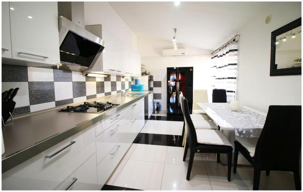 Mikelin Apartment Primosten Exterior photo